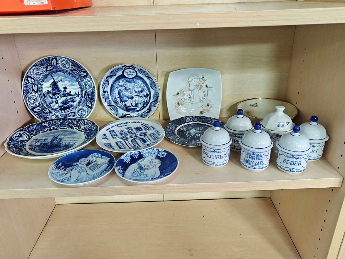 Dele blåmalet porcelæn m.m. 