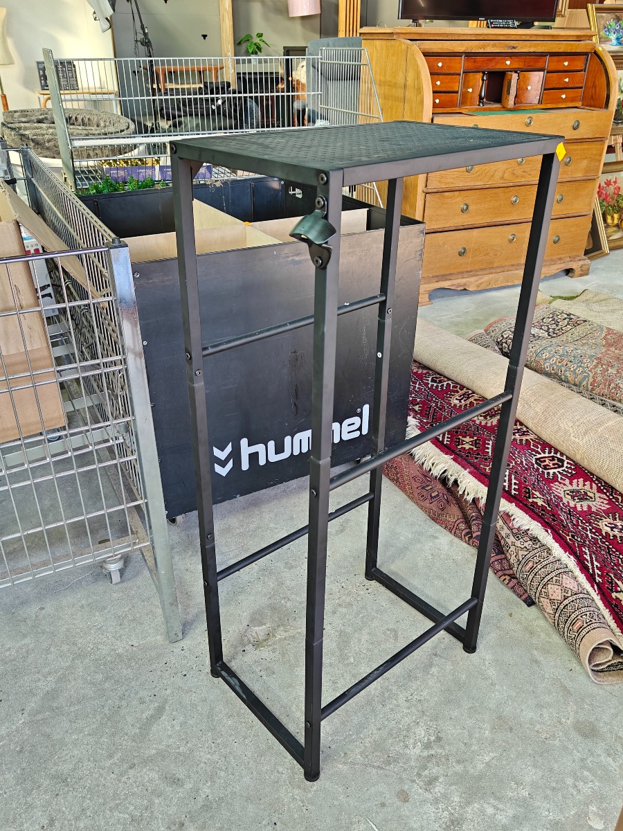 Metalreol til display af kasser