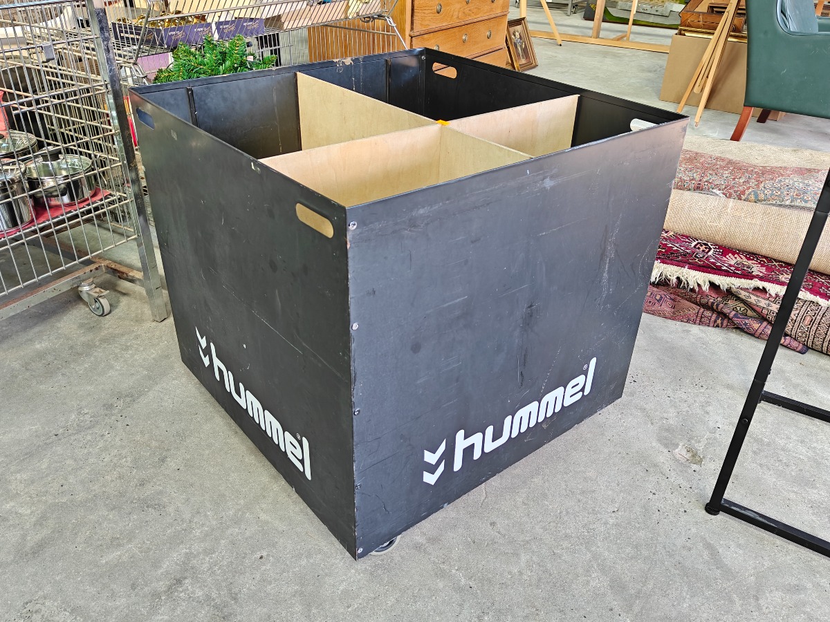 Metalkasse på hjul, med Hummel logo'er