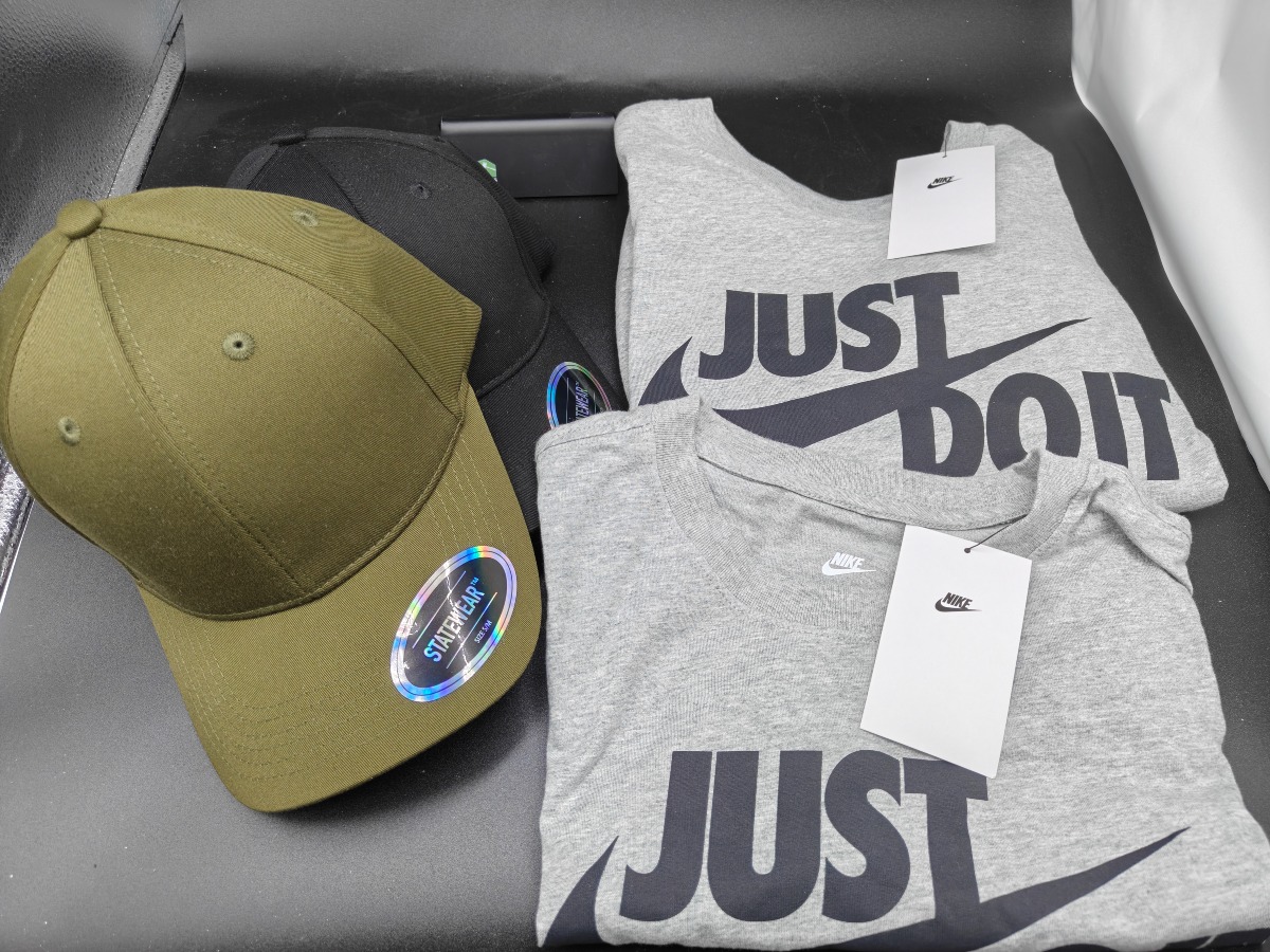 2 Nike T-shirt,  2x Baseball Cap