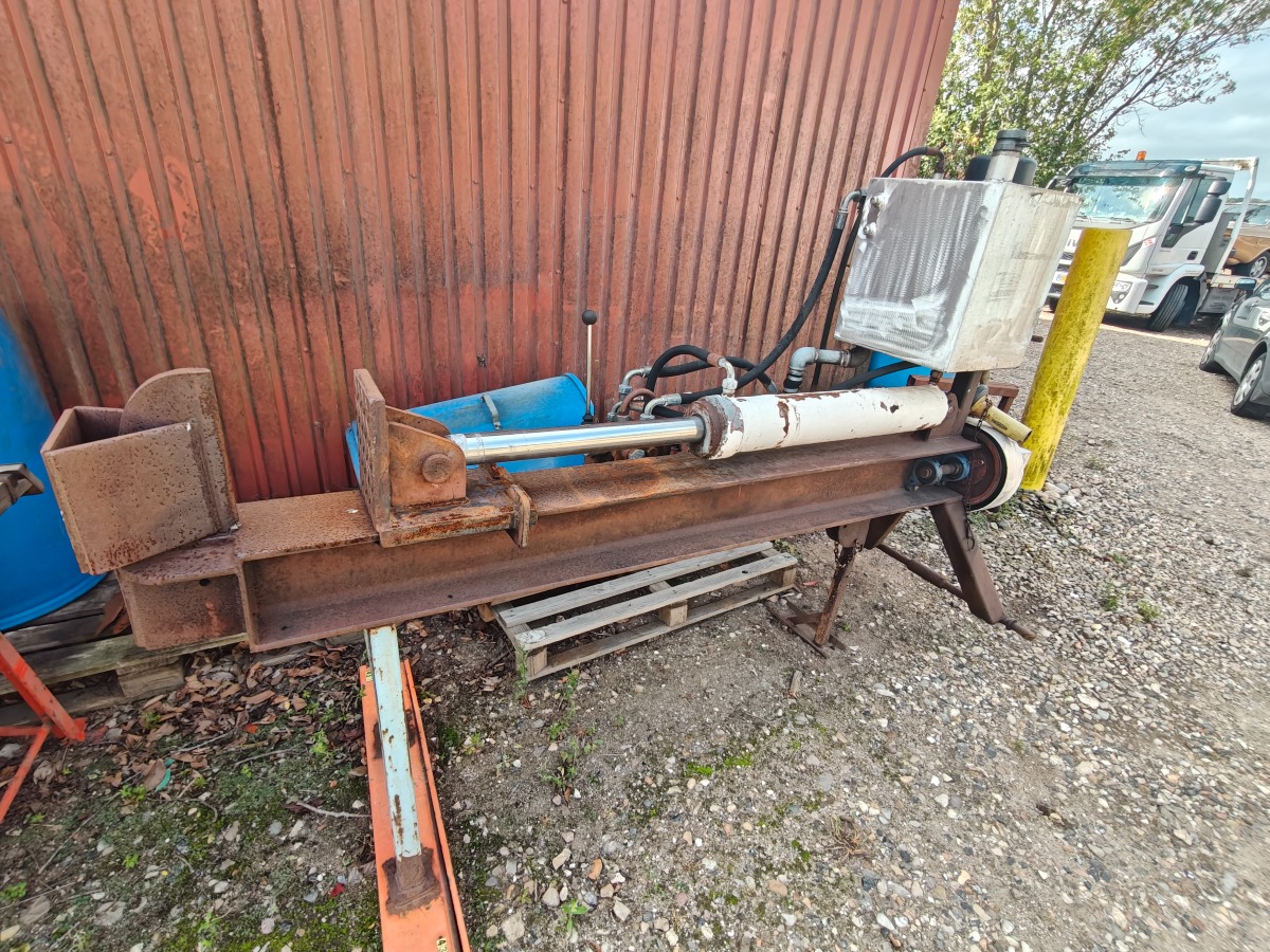 Kraftig brændekløver med egen hydraulik