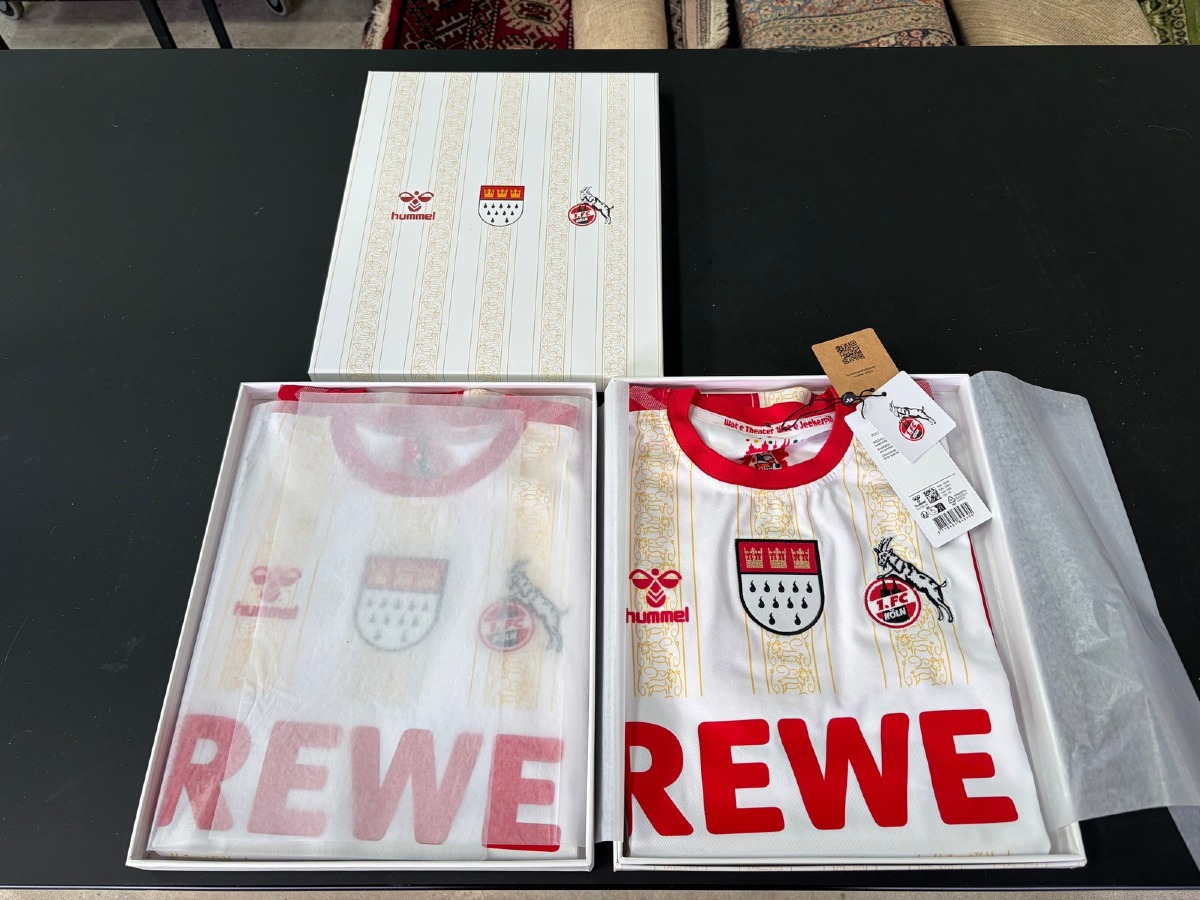2 stk. officielle 1. FC Köln trøjer i særlig karnevalsudgave, leveret i originale præsentationsæsker. Str. S