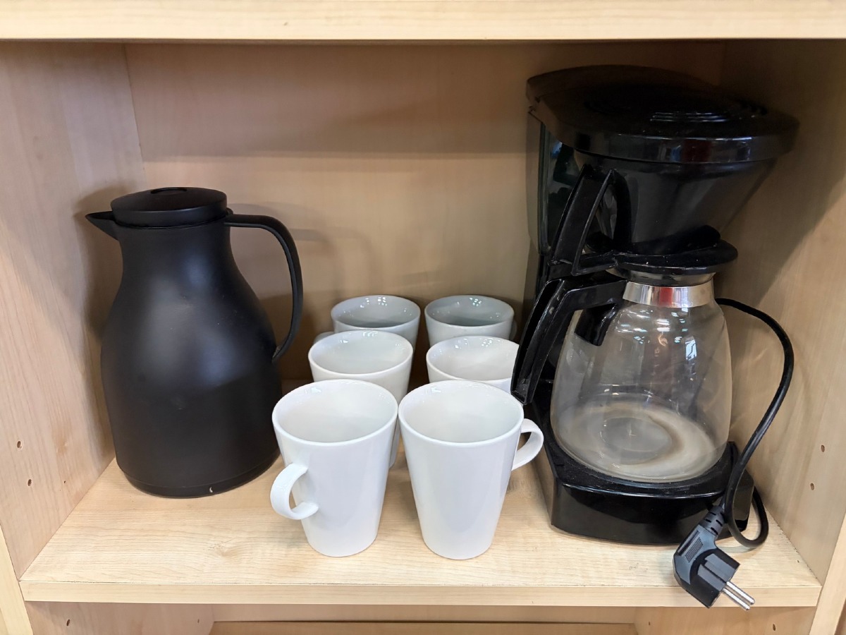 Kaffemaskine med termokande og 6 krus