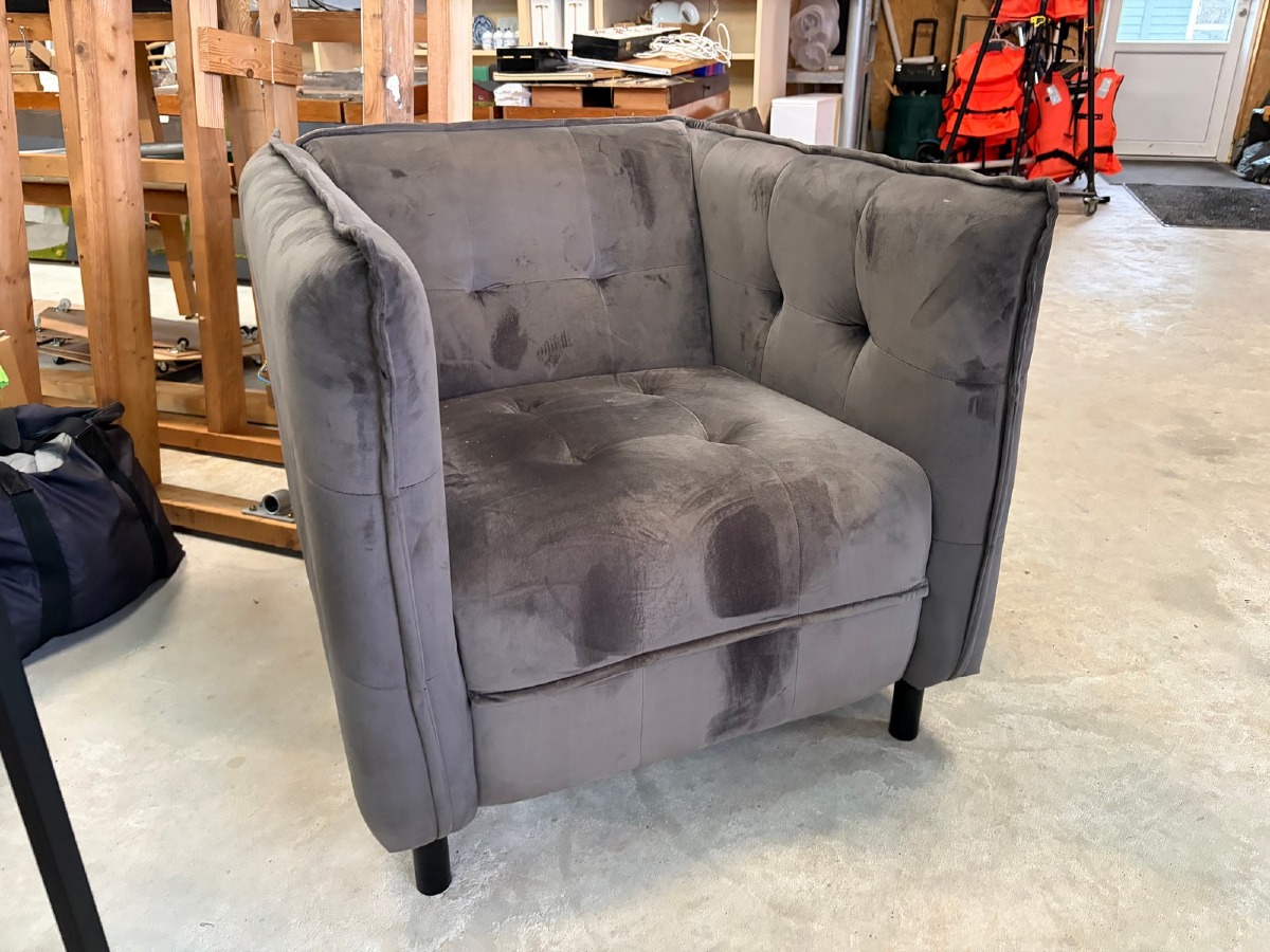 Stor grå loungestol i velour