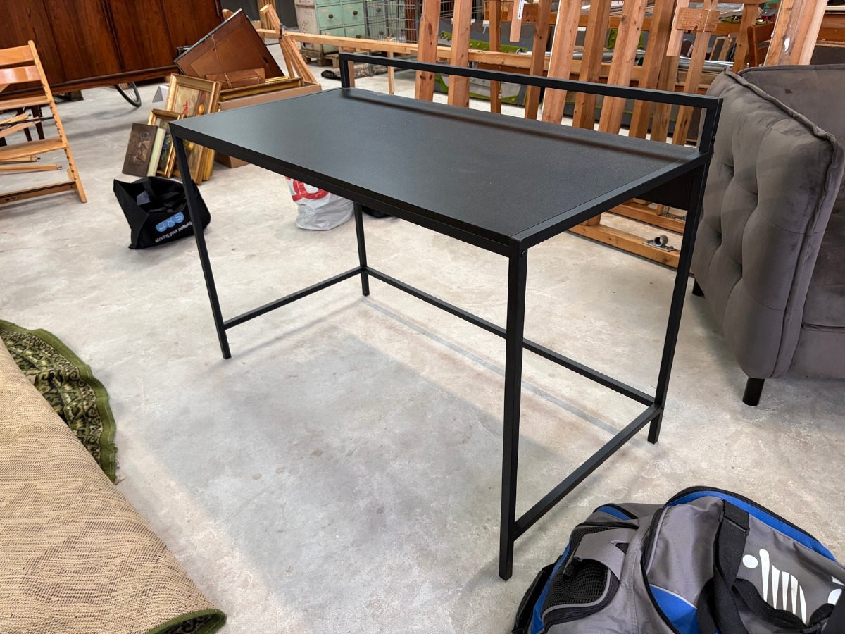 Sort skrivebord