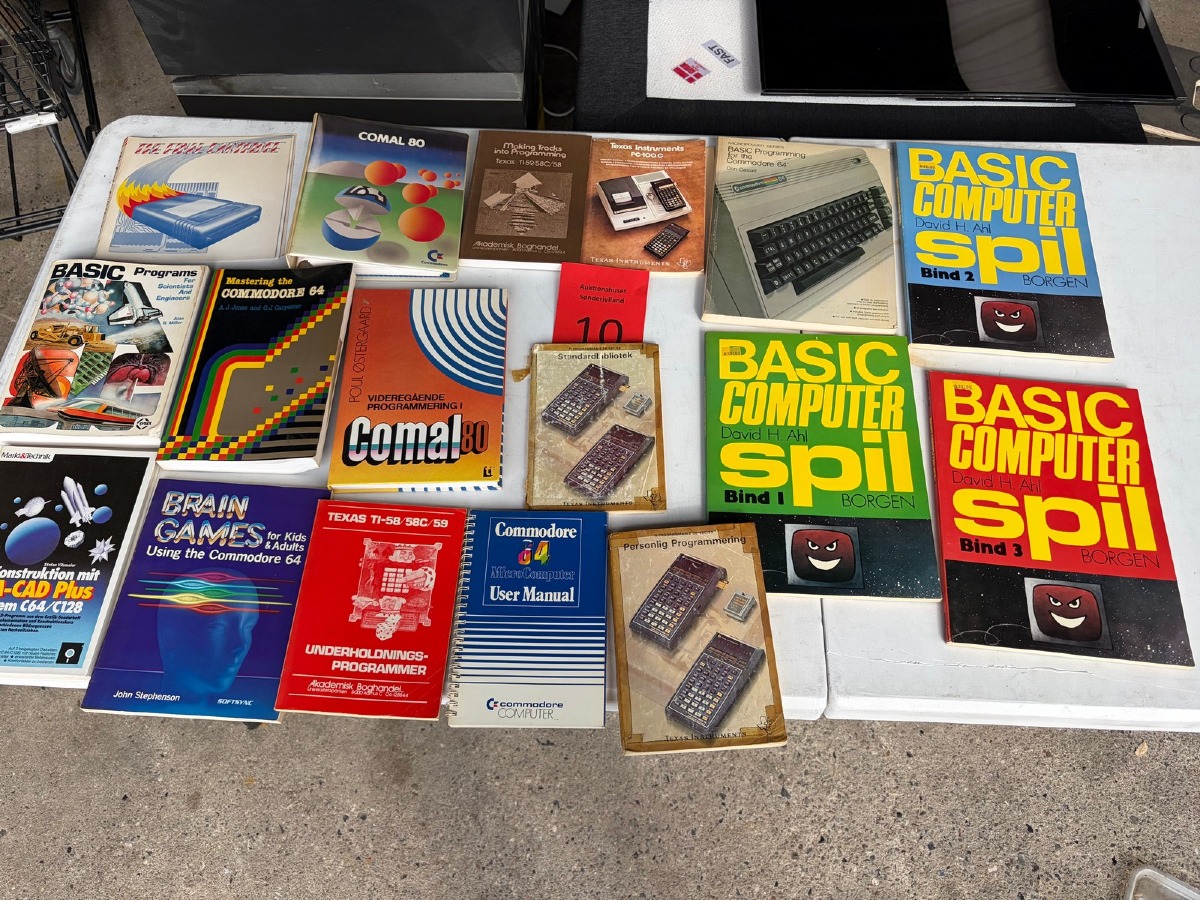 Parti ældre computerbøger og manualer – Commodore 64, Texas Instruments, BASIC m.m.