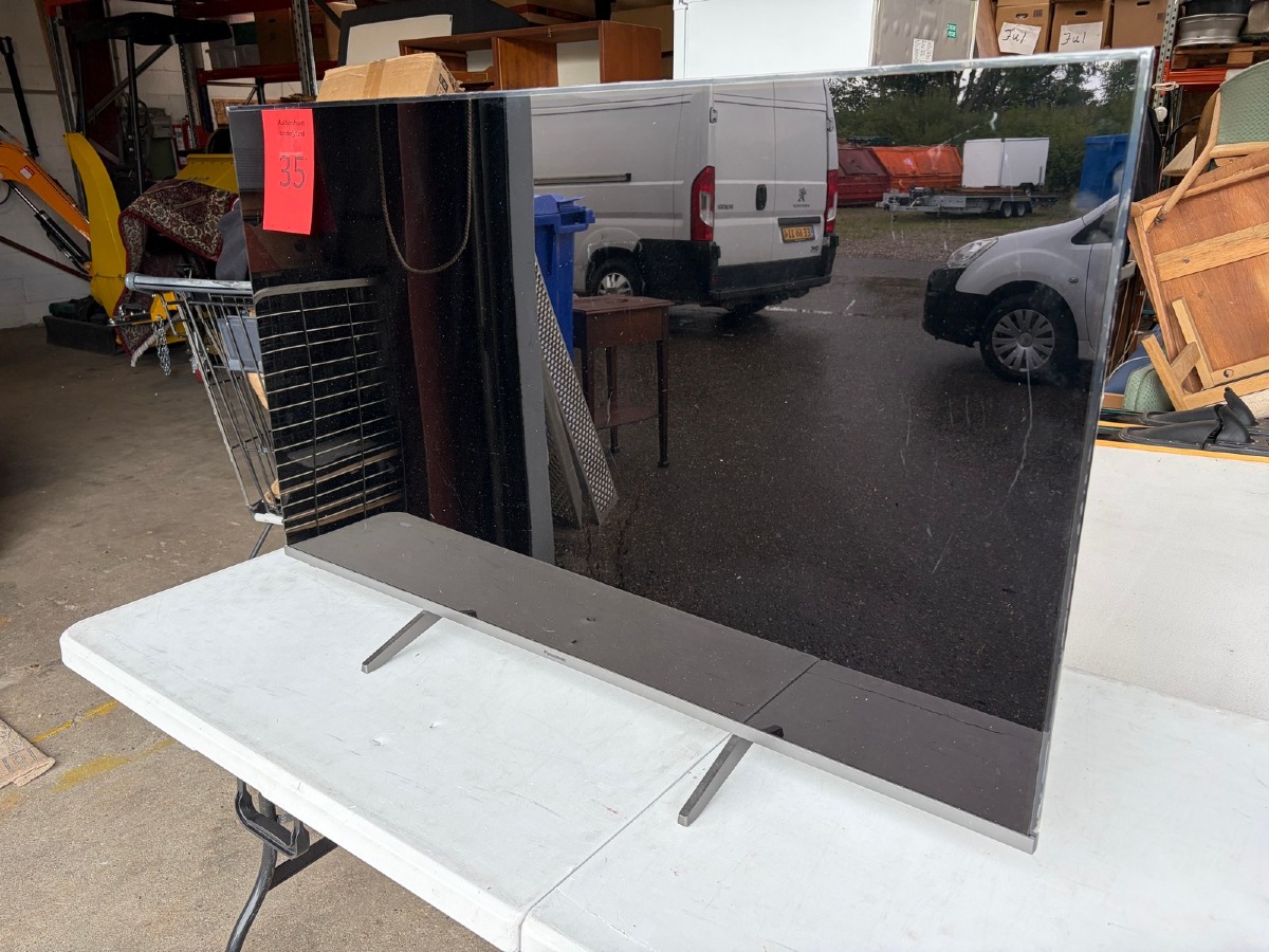 Panasonic 50” LED TV – model TX-50HX800E med fjernbetjening og strømkabel