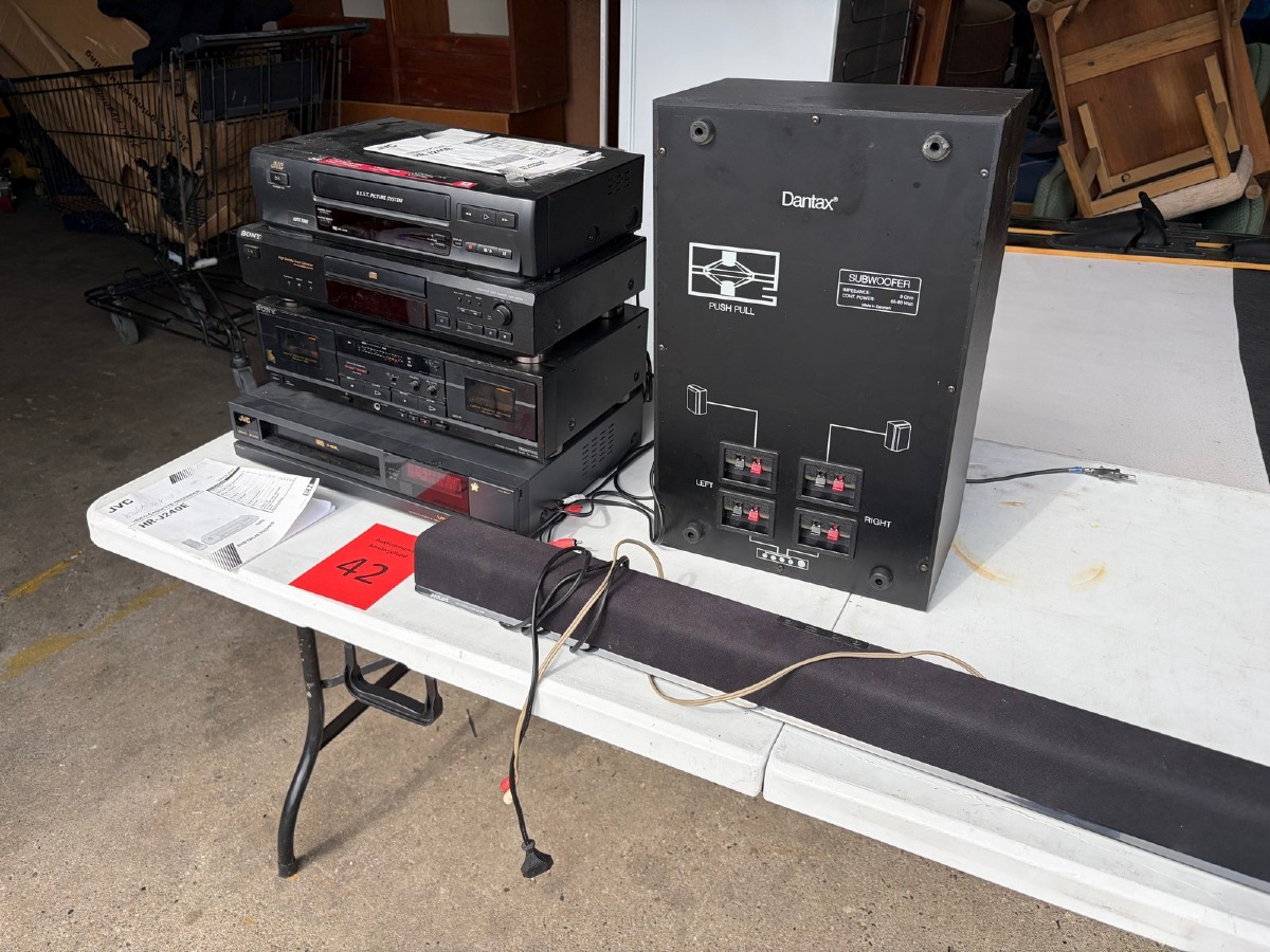 Parti HiFi-udstyr – Sony CD-afspiller og kassettebåndoptager, JVC VHS-afspiller samt Dantax subwoofer