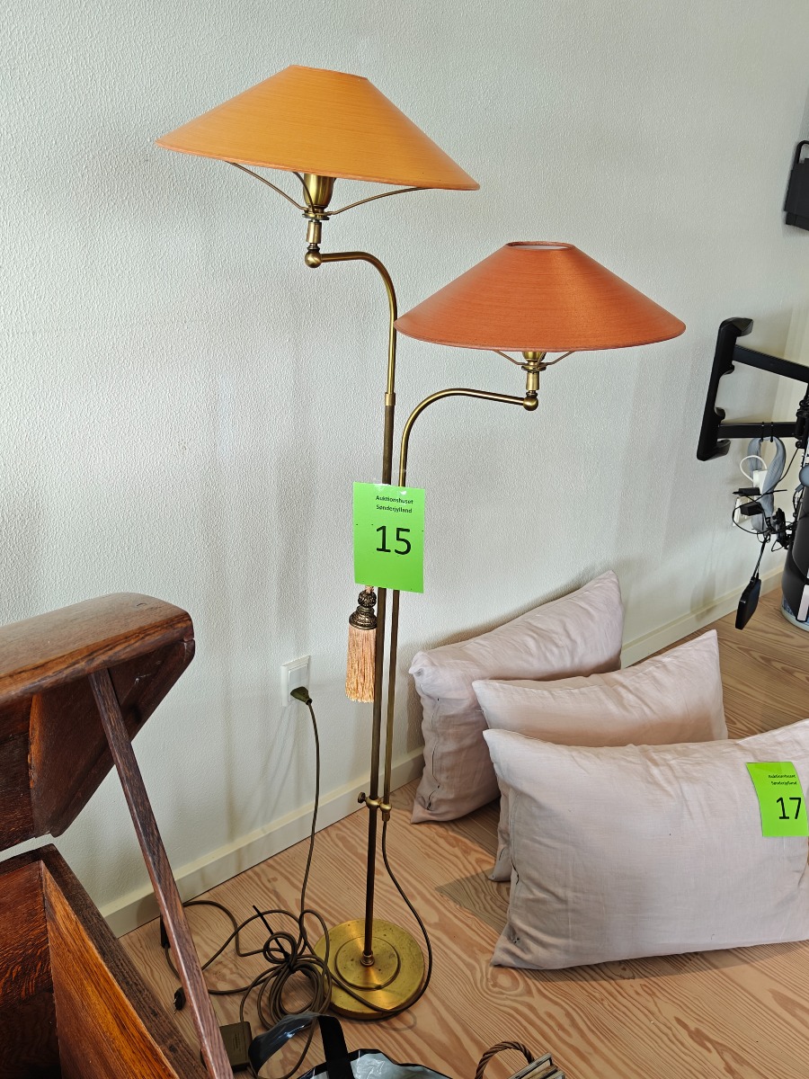 2-armet gulvlampe af messing