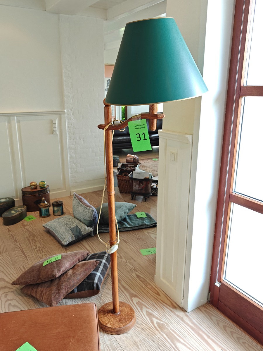 Gulvlampe af bejdset træ