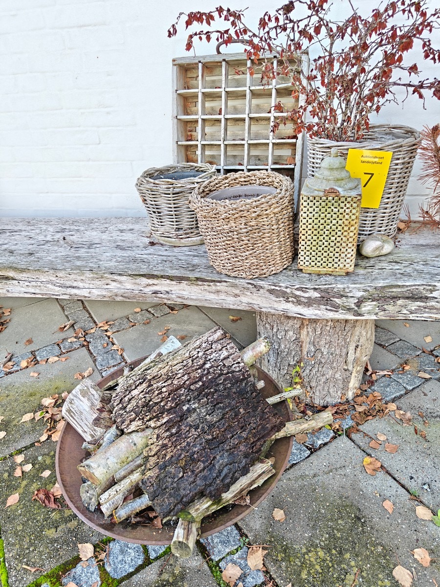 Kurve, bålfad, lanterne og sættekasse