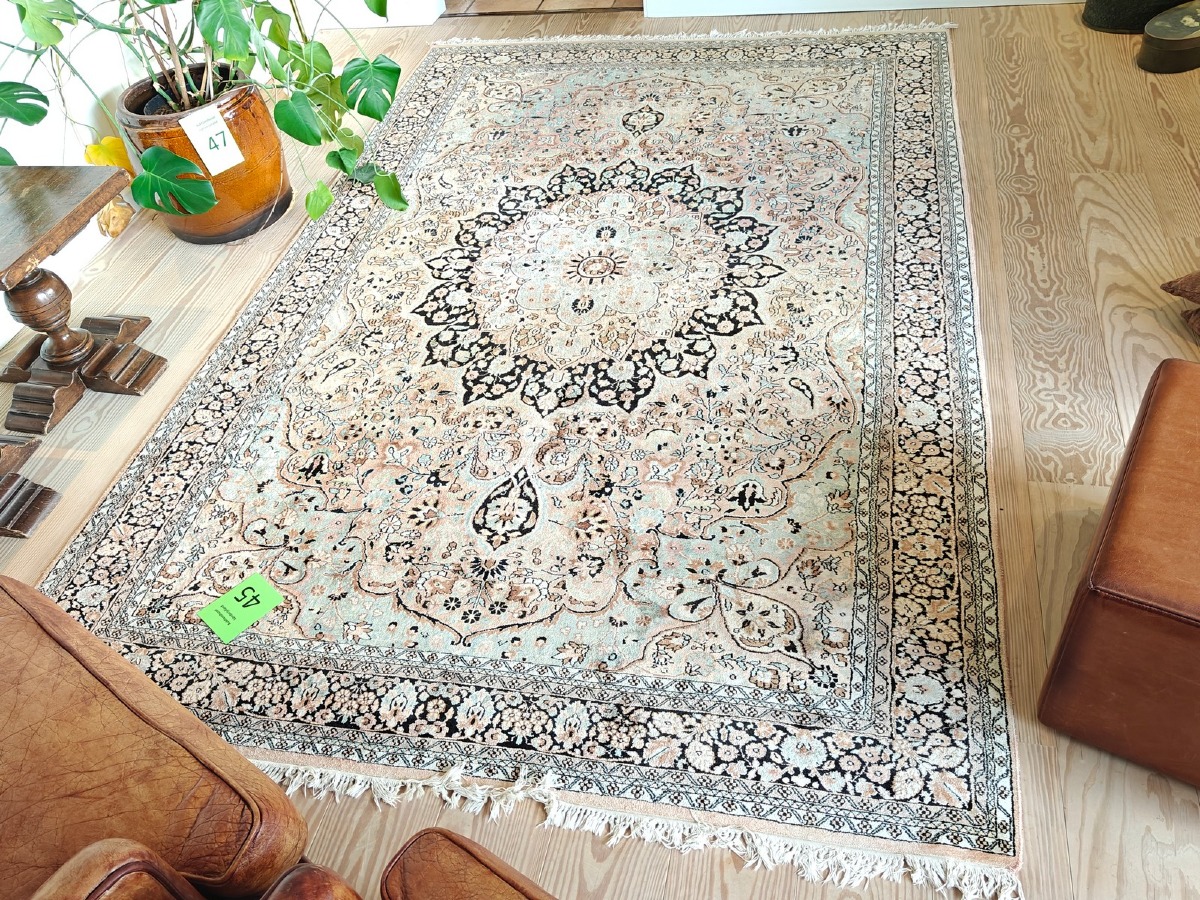 Kashmir Ghoum med silke 293 x 188 cm. 