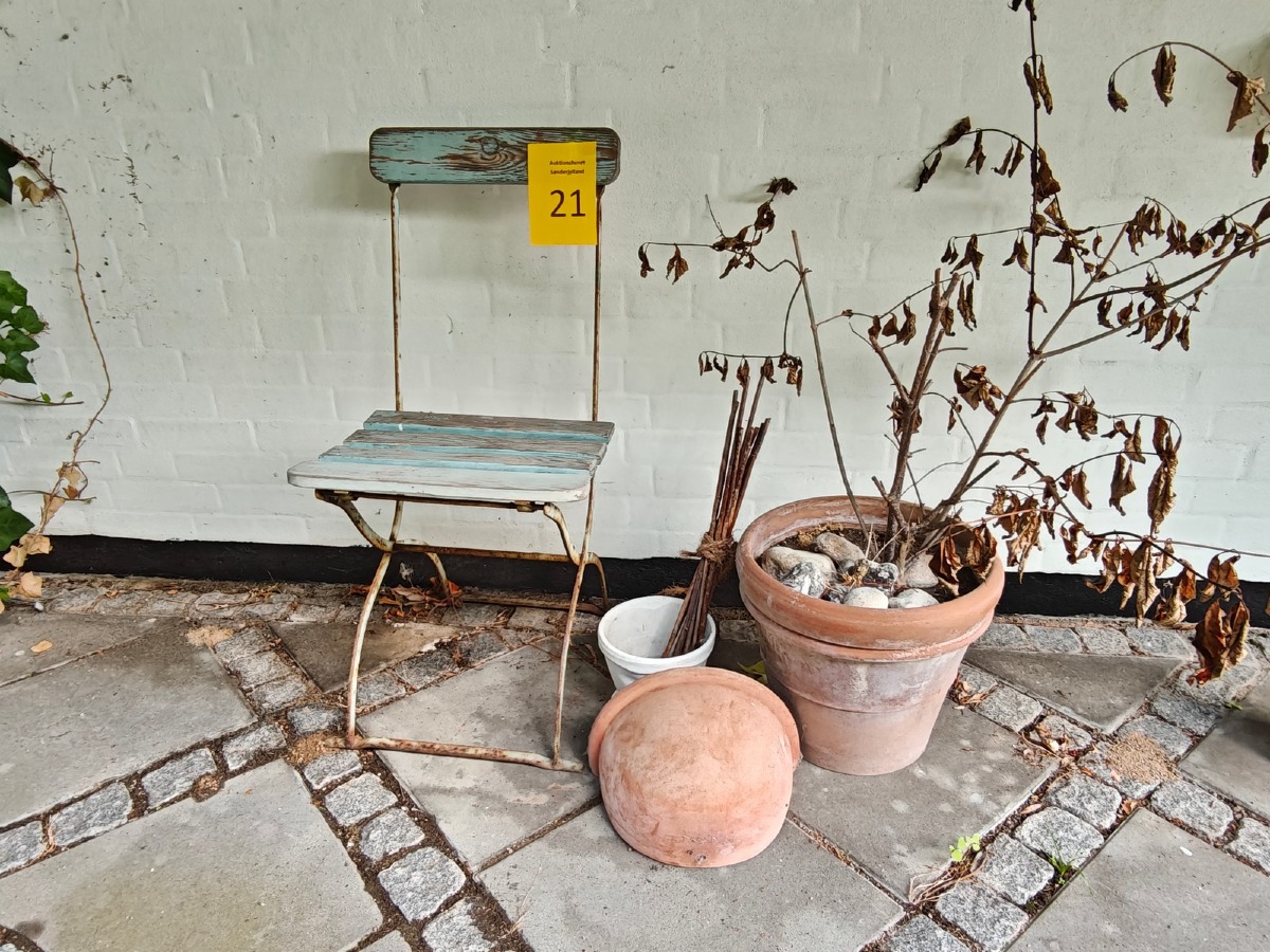 Terrakottakrukker og stol