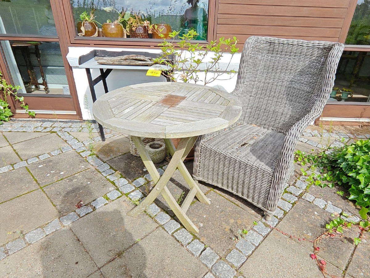 Havestol, bord og krukker