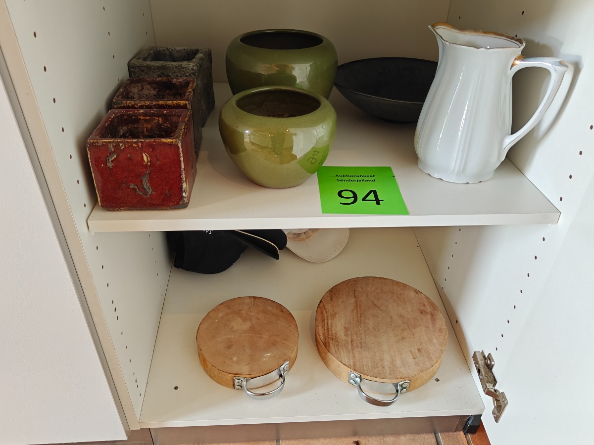 Ting fra de 2 nederste hylder i skabet