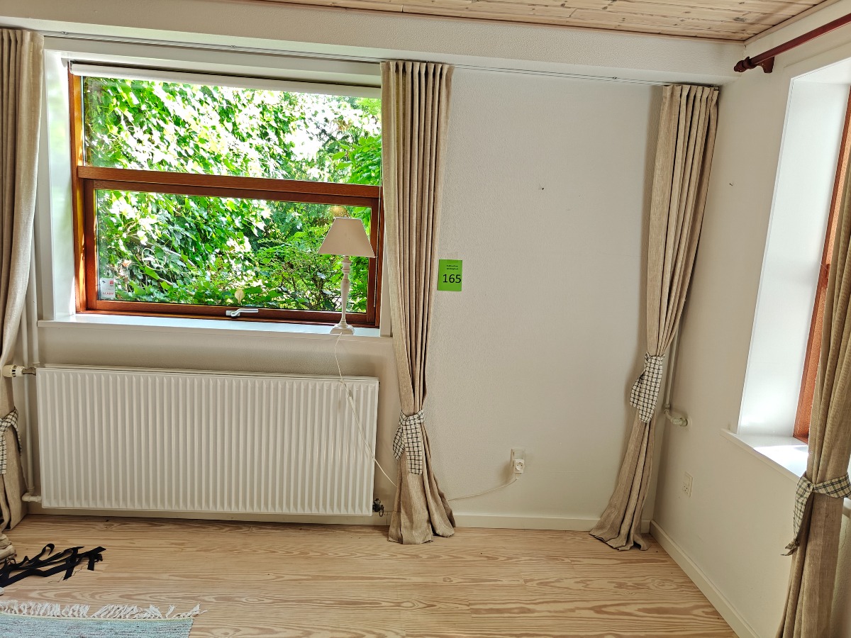 2 sæt gardiner af hør/lærred samt bordlampe
