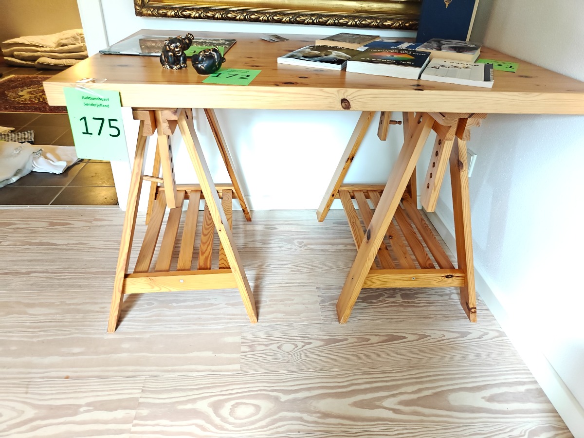 Skrivebord af fyr