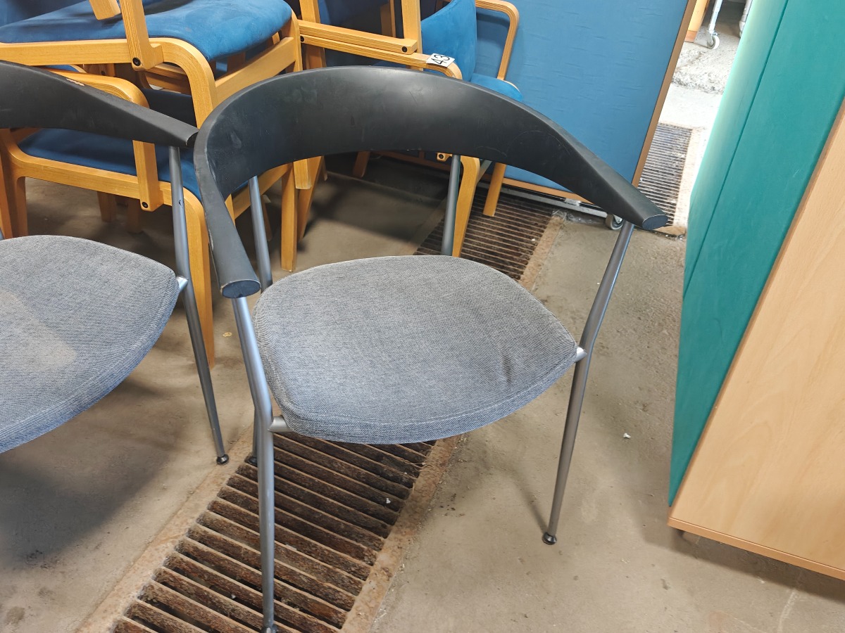 12 Mødestole. Mrk: Bondo. Med armlæn