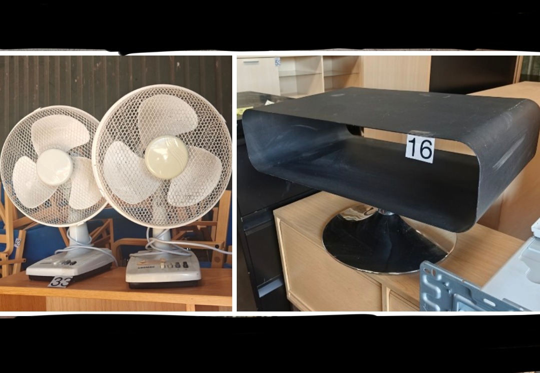 Tvbord & 2 ventilatorer. Tvbord: Sort. På kromfarvet drejesokkel
