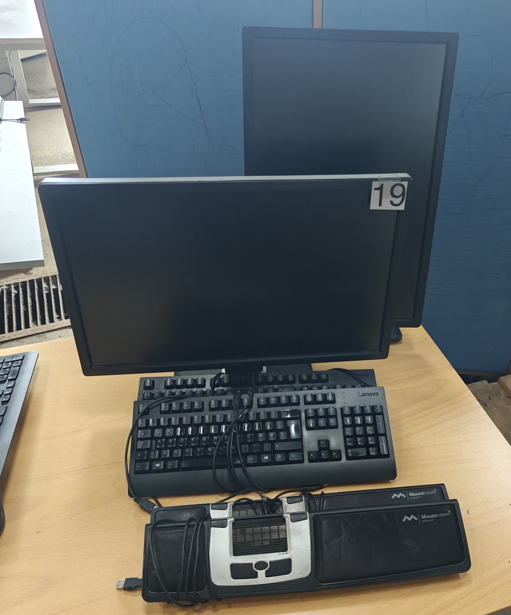 2 Monitorer, 2 tasteturer og 2 Mousetrapper