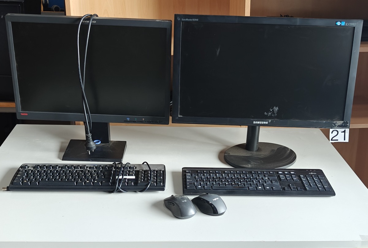 2 Monitorer, 2 tasteturer og 2 mus