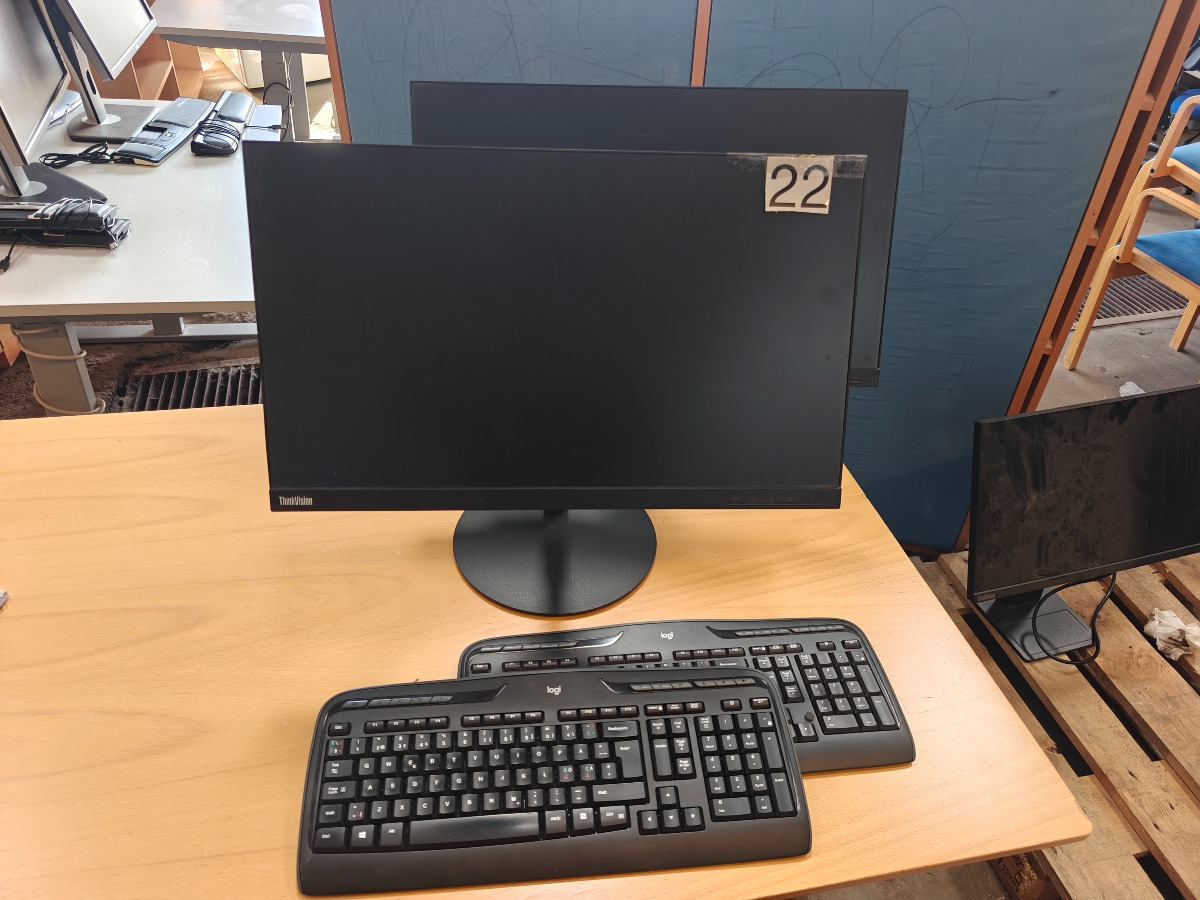 2 Monitorer & 2 tasteturer. Monitorer
