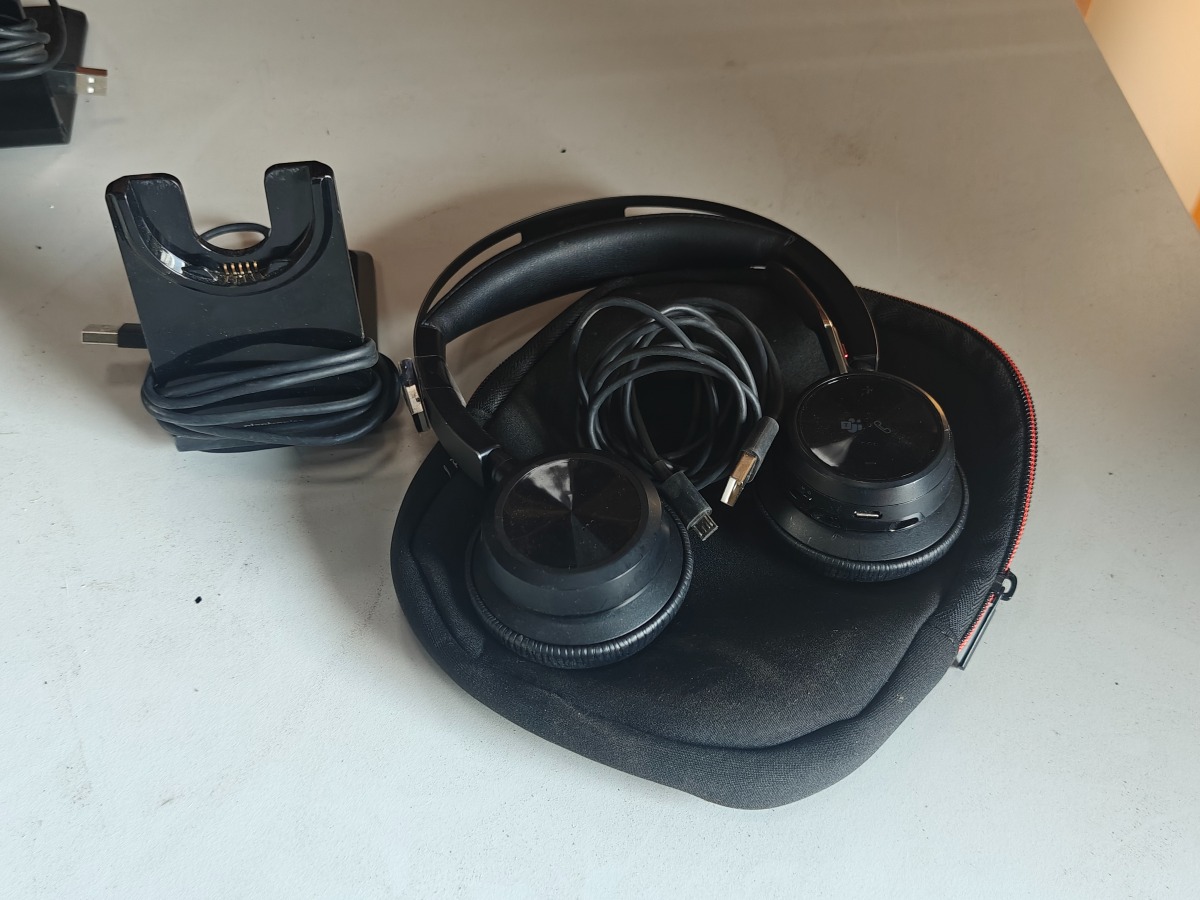 Headset. Mrk: Plantronics. Med lader og opbevaringstaske