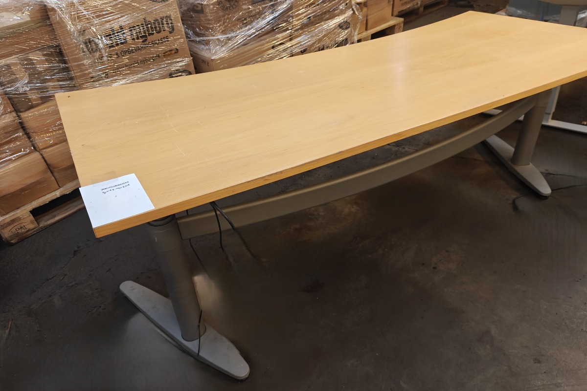 2 Hæve-/sænke skriveborde m/mavebue. Mrk: EFG