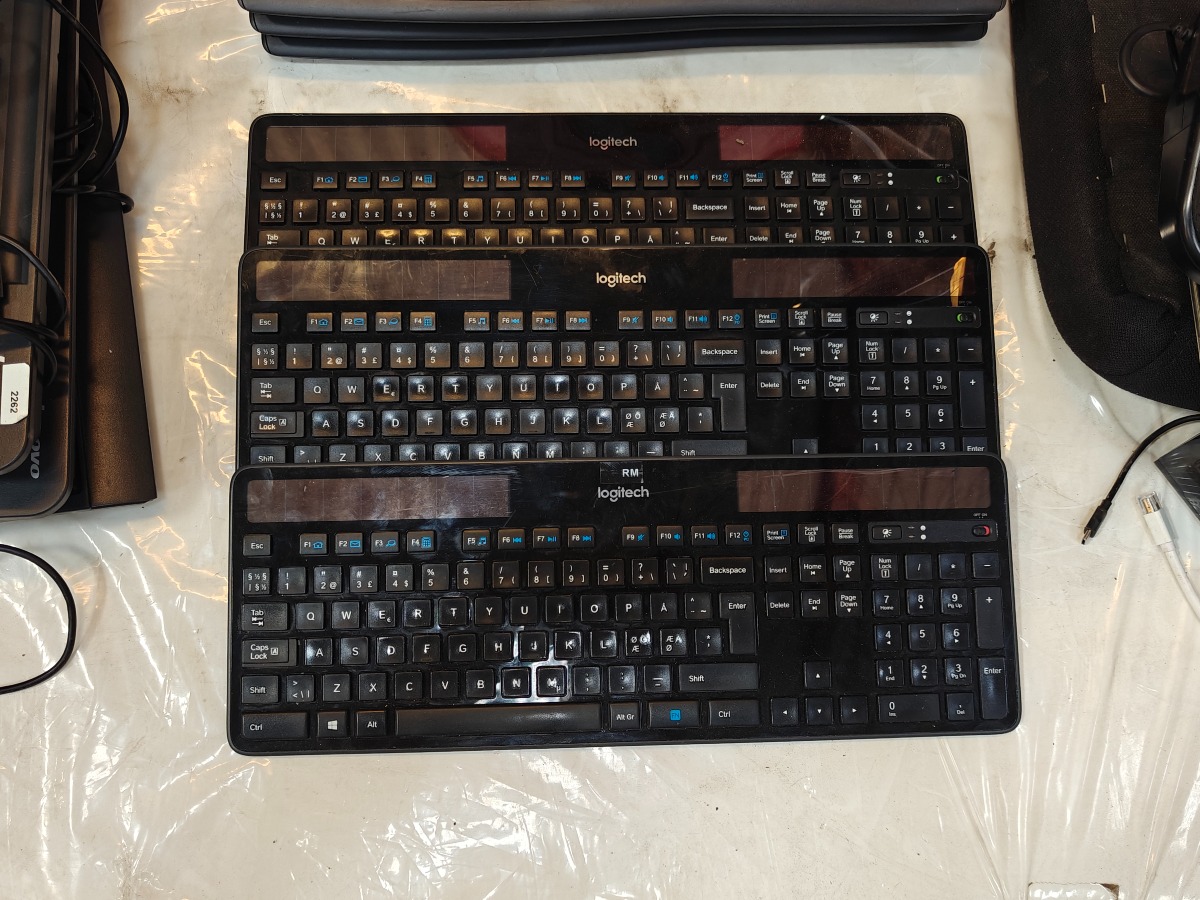 3 Soldrevne tasteturer. Mrk: Logitech. Model: K750