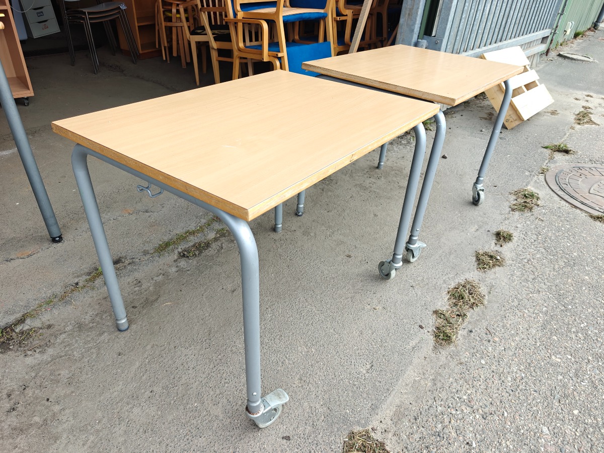3 Skoleborde. Mrk: SIS Internatinal