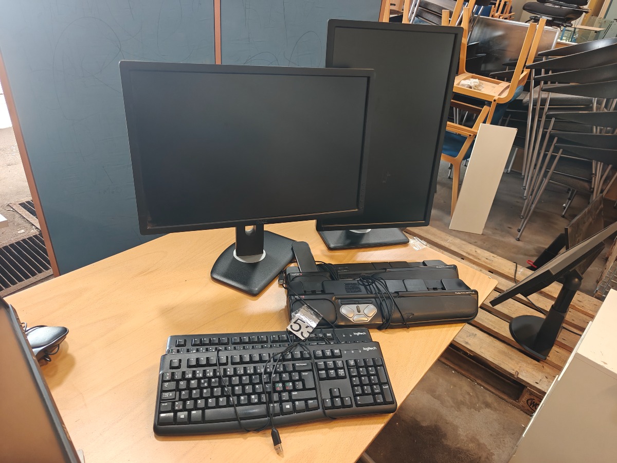 2 Monitorer, 2 tasteturer og 2  Roller Mouse