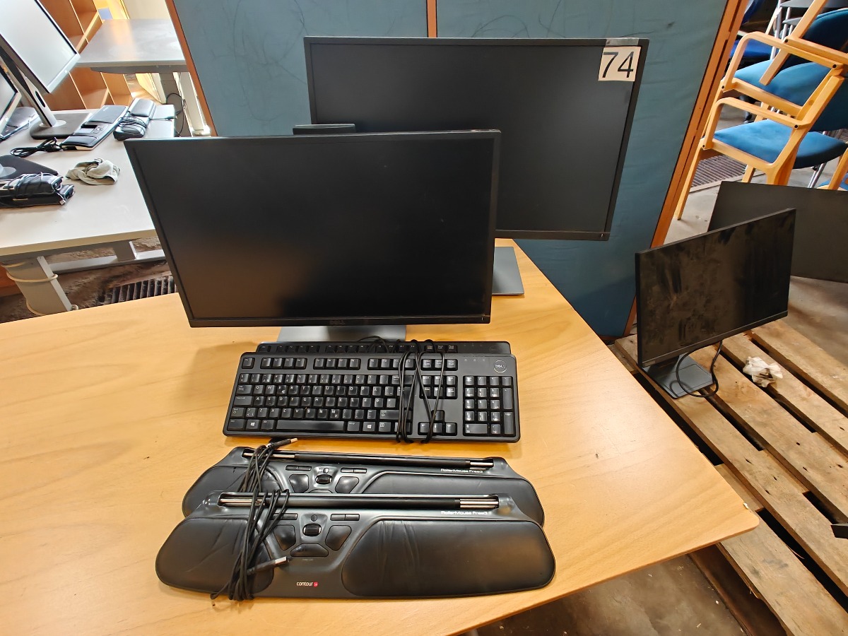 2 Monitorer, 2 tasteturer og 2 Roller Mouse