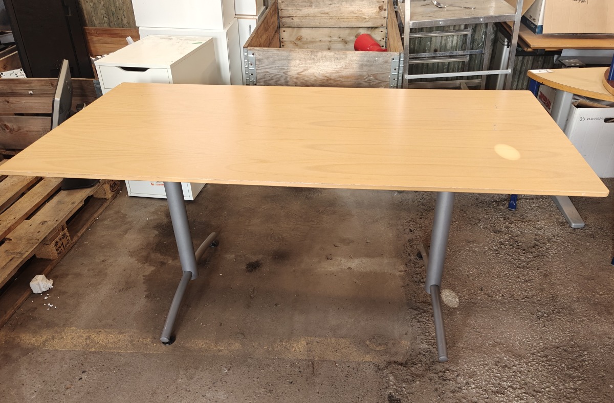 Skrivebord og stol. Skrivebord: Mrk: EFG