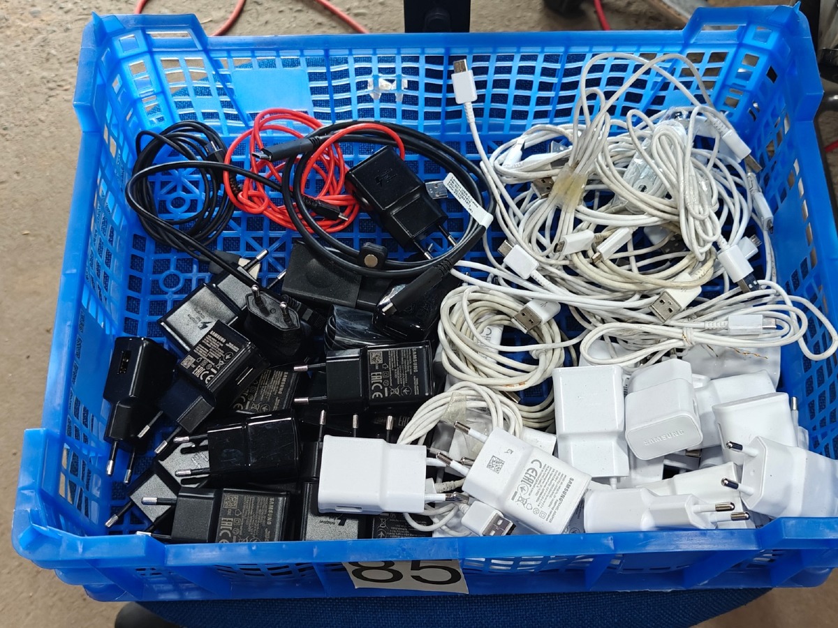 Parti ladekabler og adaptere bl.a hurtigopladere, rejseadaptere mm. Mrk: Samsung m.fl