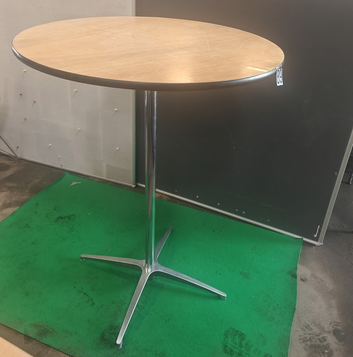 Højbord. Rundt. Mål: Ø 80 cm. H: 105 cm