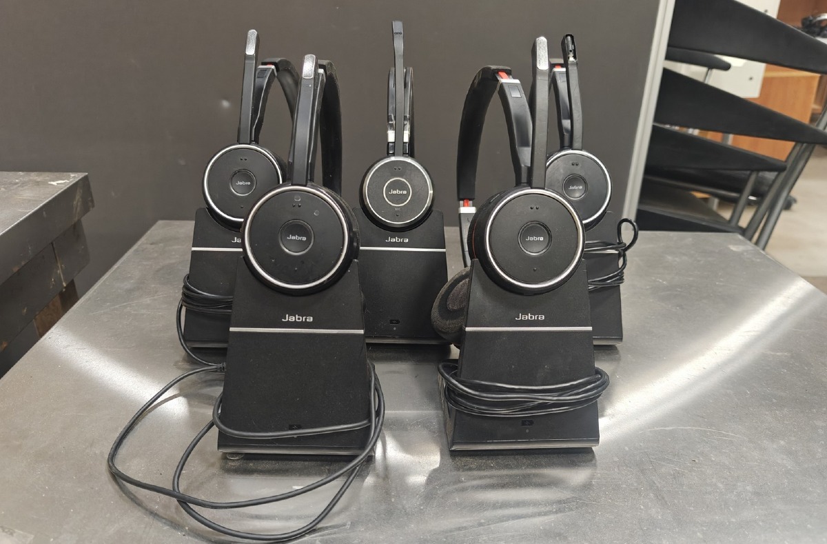 5 Headset. Mrk: Jabra. Model: E75 - HSC040W. Der medfølger ladere