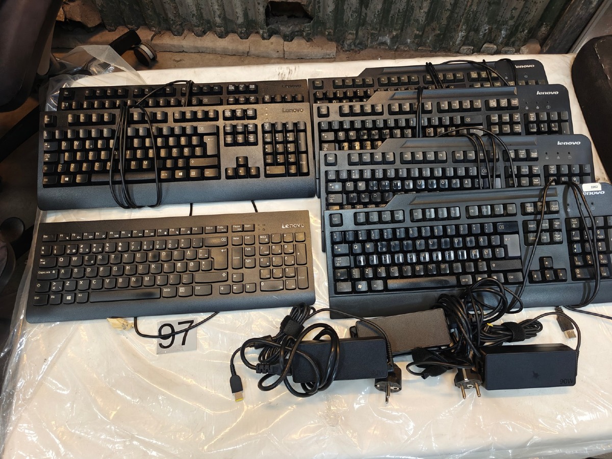 7 Tasteturer samt 3 strømforsyninger/adaptere. Mrk: Lenovo. Ass modeller
