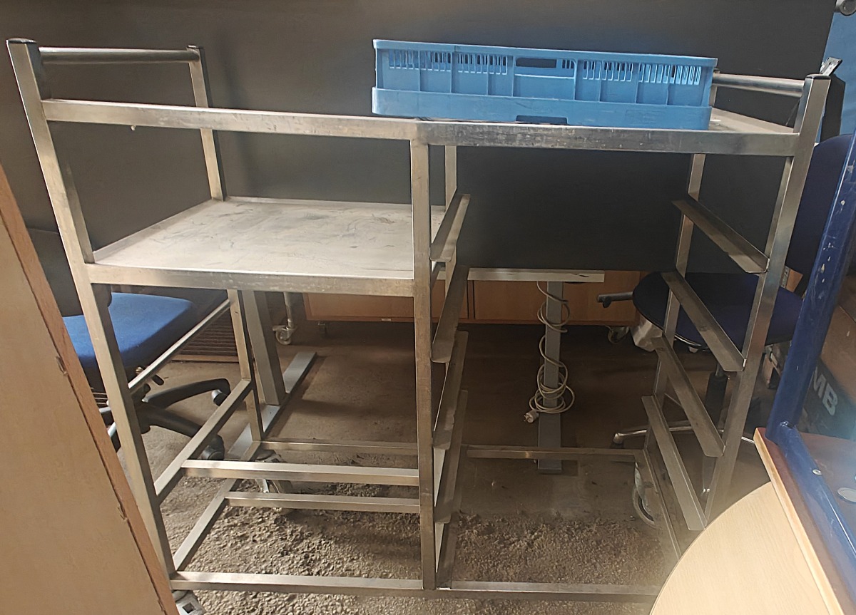Tørre-/udløbsbord i rustfrit stål. Indbyggede skinner til indstik af opvaskebakker samt topmonterede hylder/overbygning