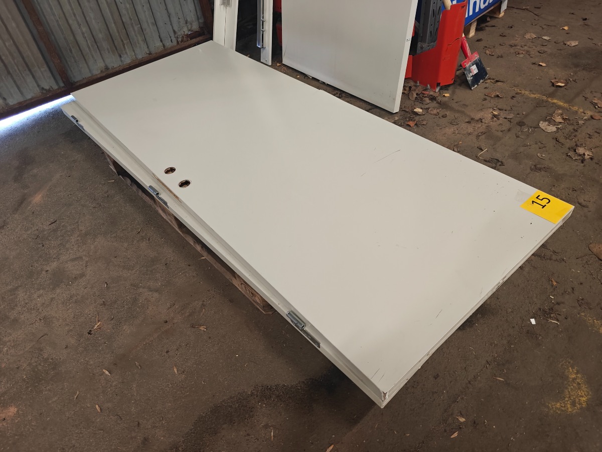 2 Branddøre. Mål: B: 82.5 cm. H: 205 cm. U. Karme.