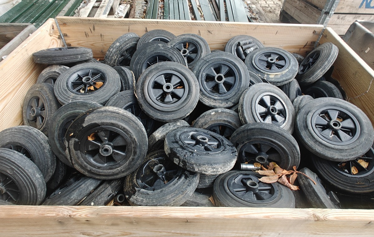 24 Massive gummihjul. Mål: 200/50-100 (ø20 cm)