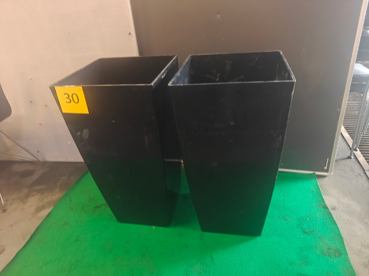 2 Blomsterkummer. I sort plast. H: 78 cm. Mrk: Artevasi