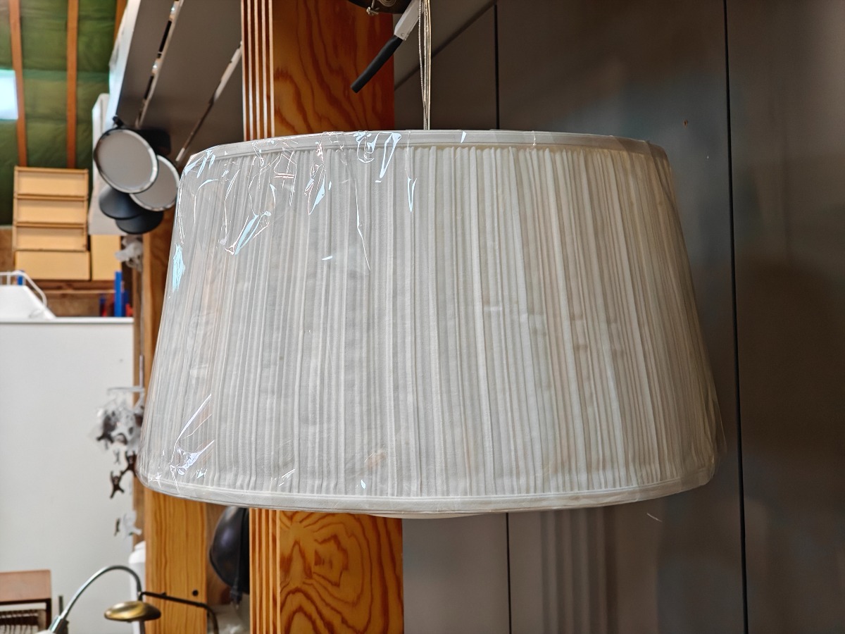 James Conran Pendel monteret med lyst stof. 