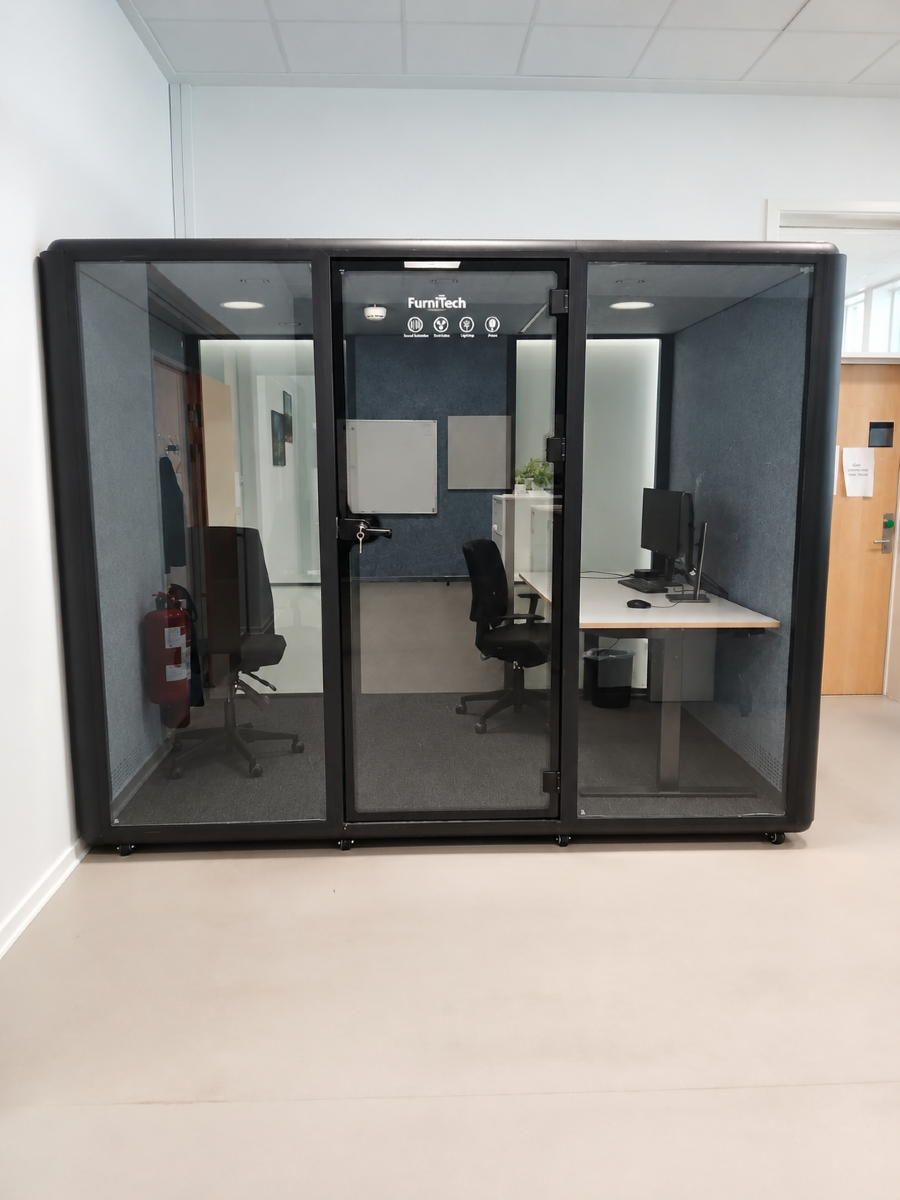 Furnitech Model XL lydisoleret mødeboks / Meeting Pod (Køber skal selv nedtage)