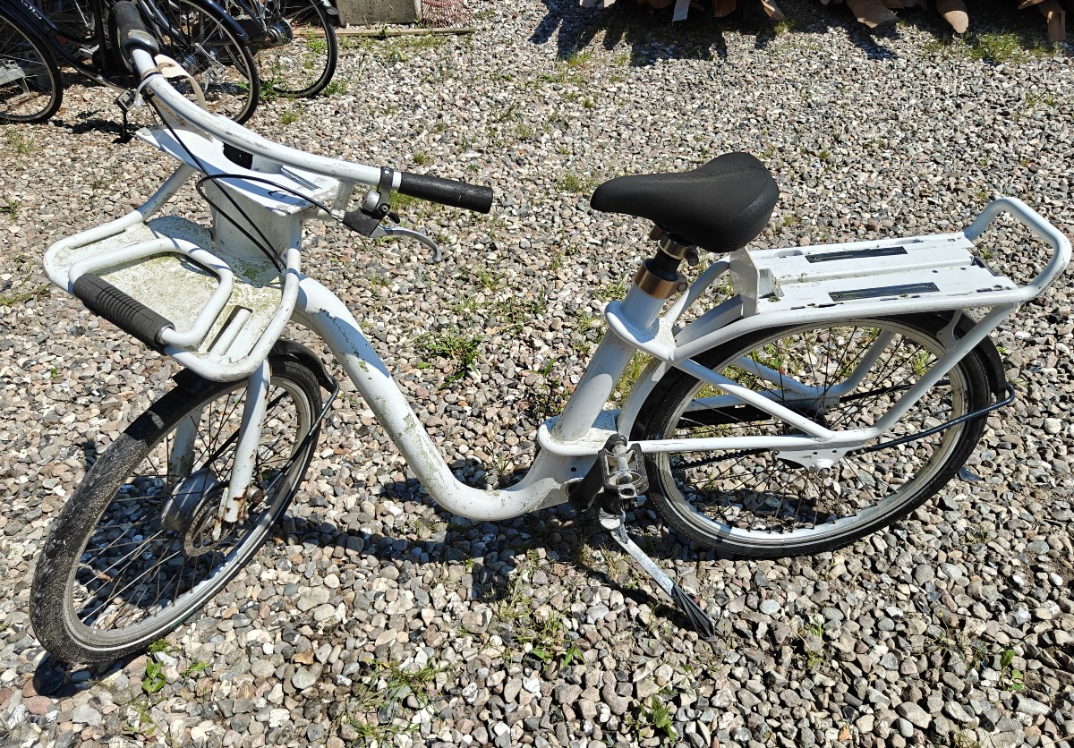 Hvid bycykel med bagagebærer i front & bag