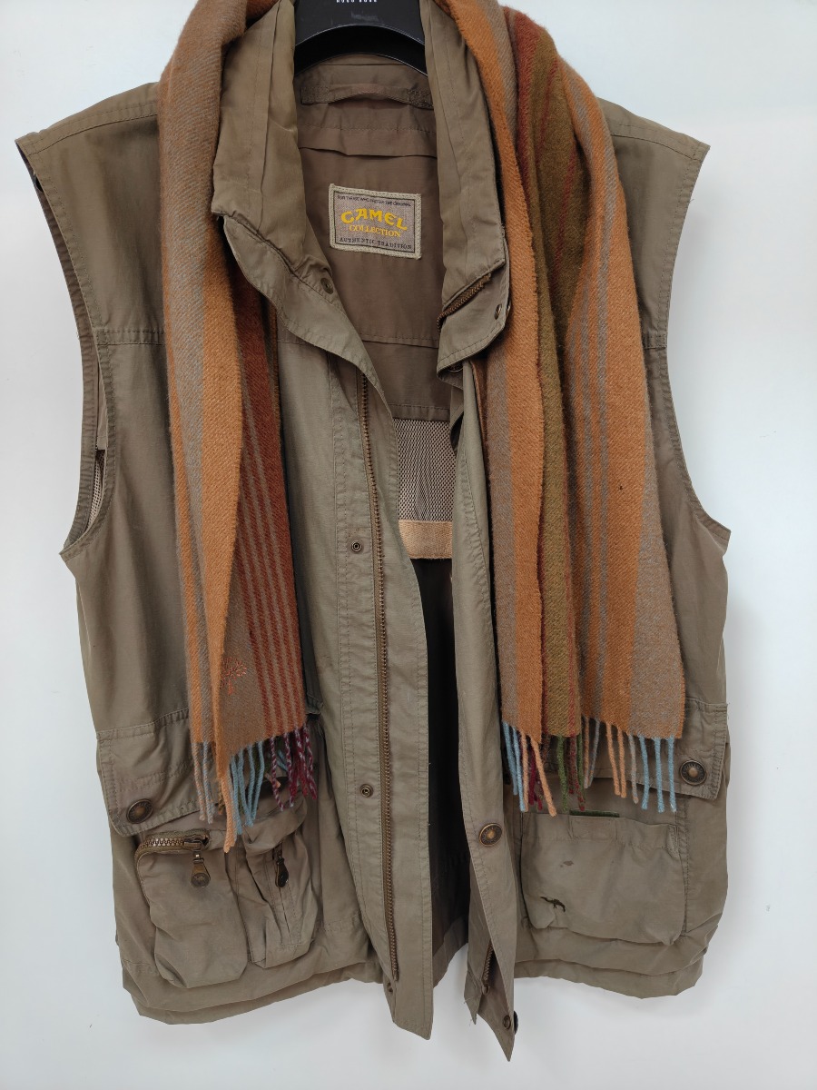 Khaki grøn vest med Brunt/orange tørklæde 