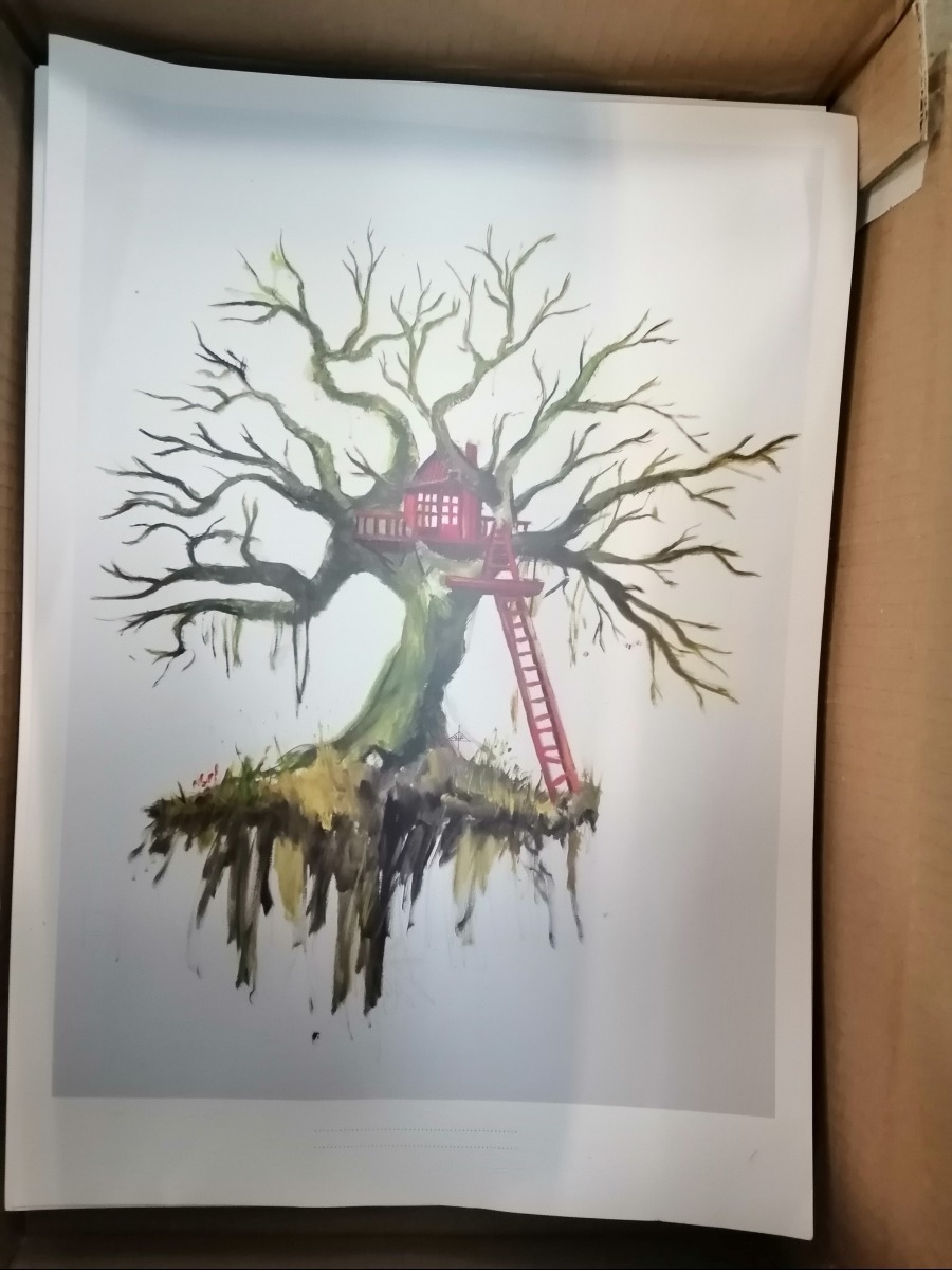 Plakattryk med motiv af hus i træ.