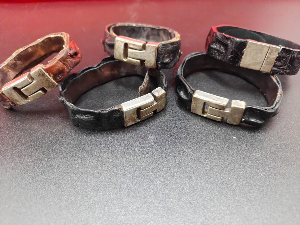 Læder armbånd med metal lukning. 