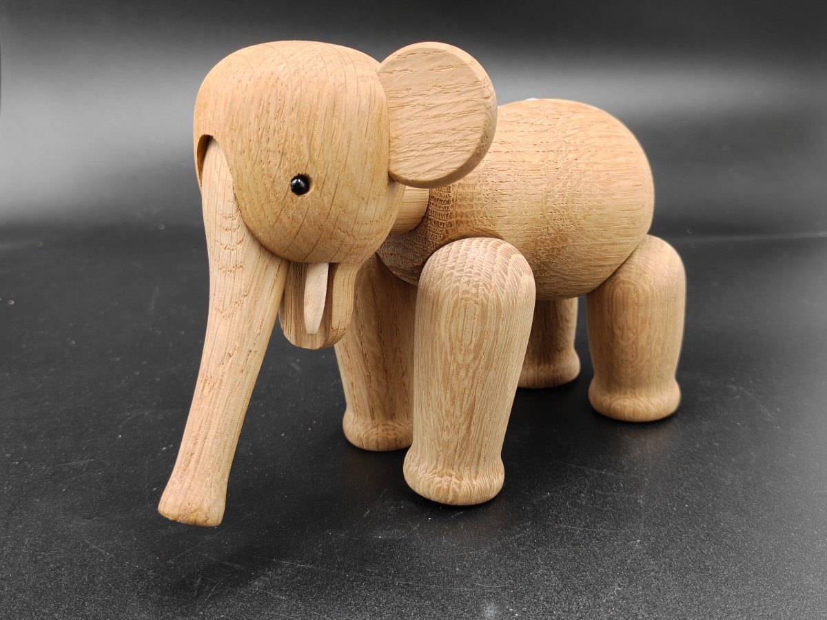 Kay boyesen elefant i lys træ. 