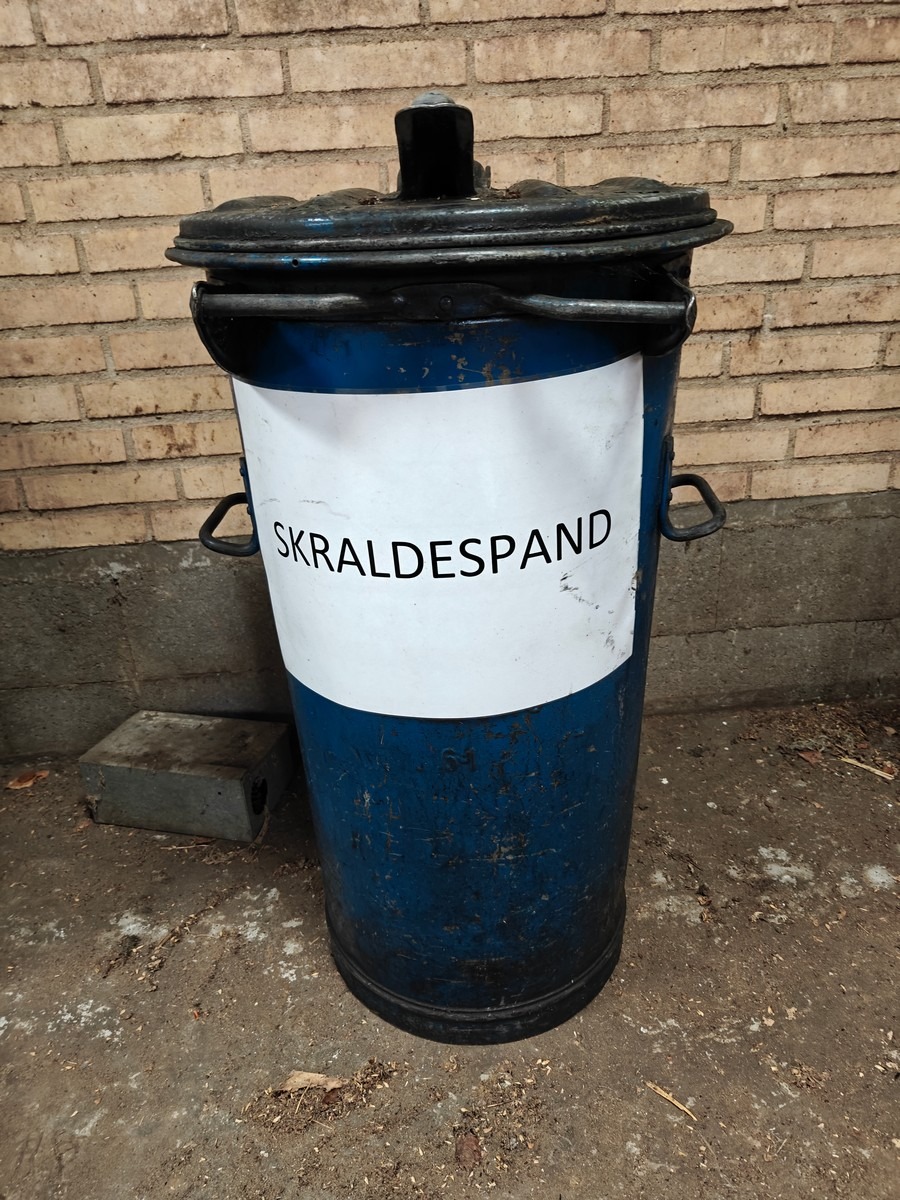 Ældre blåmalet stål affaldsspand  