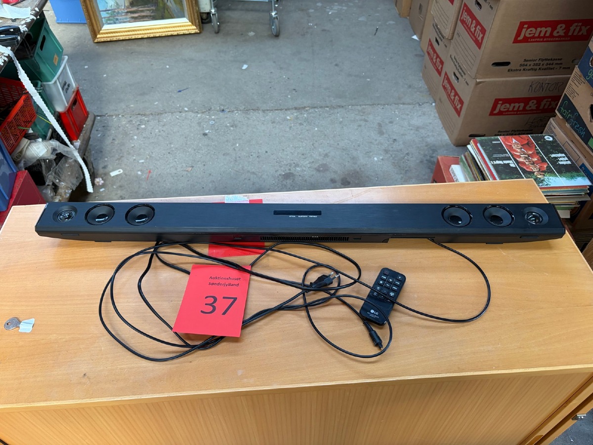 LG Soundbar NB9200 med Bluetooth, fjernbetjening og kabler